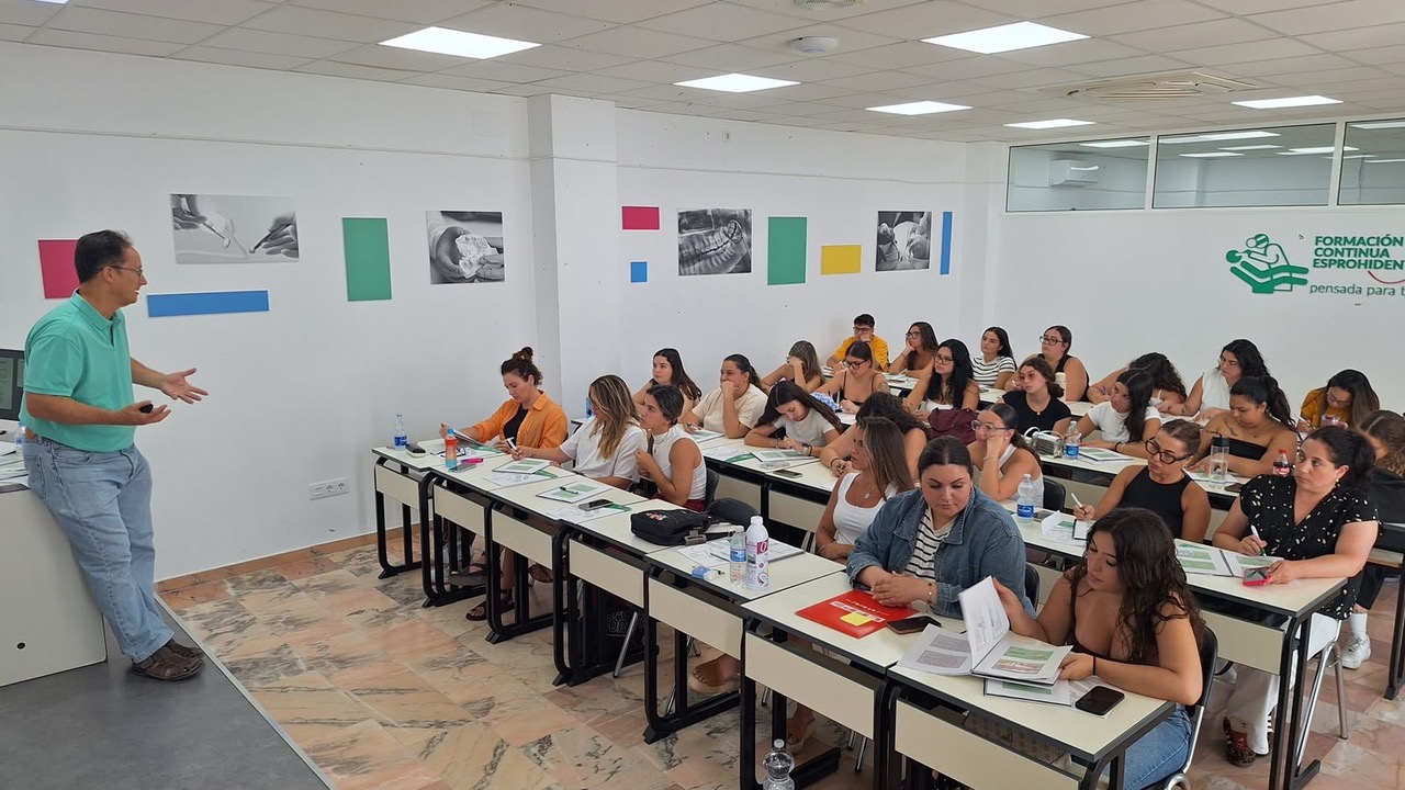 Alumnos realizando prácticas de radiodiagnóstico dental